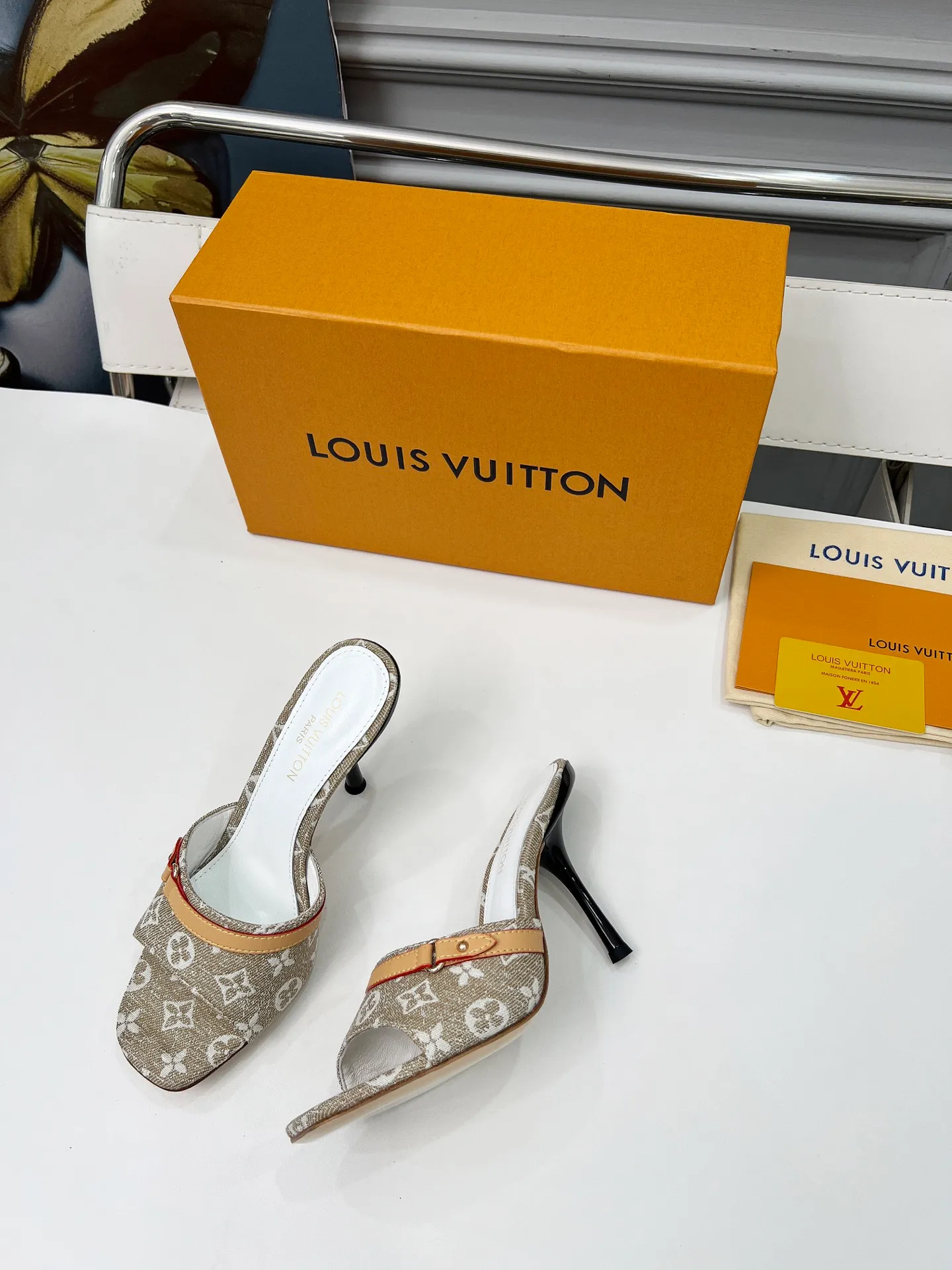 👟👟Ex-factory price 440👟👟 LV new denim kitten heel slippers 2025 summer must-have for goddesses, original replica, super comfortable on the feet. Show off the queen's temperament, the heel height is 9.5CM, which shows your temperament without being tiring. Leather outsole. Standard code: 35-42 (41 and 42 codes are customized, non-returnable and non-exchangeable)